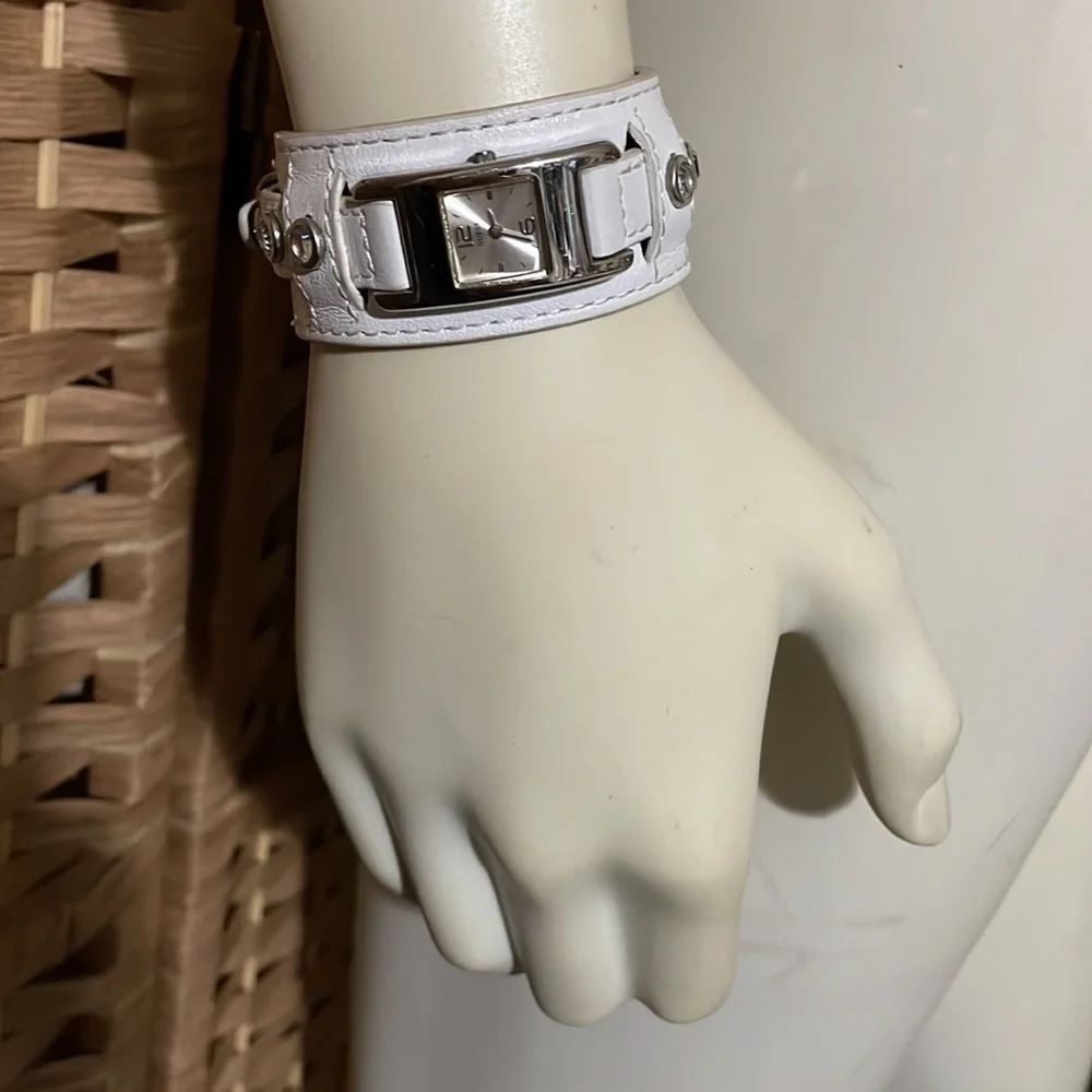 Guess Watch White Leather Watch Genuine Guess Watch Hard to Find⌚️🔻NEW BATTERY